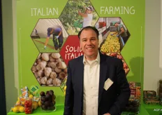 Martin Pietersma van Agrofair poseert bij Solidale Italiano. De Italiaanse vestiging van Agrofair en telersconsortium BIA zijn enkele jaren terug dit gezamenlijke project  gestart om 100% biologische producten buiten Italië te verkopen volgens een nieuw Europees Fairtrade model. 